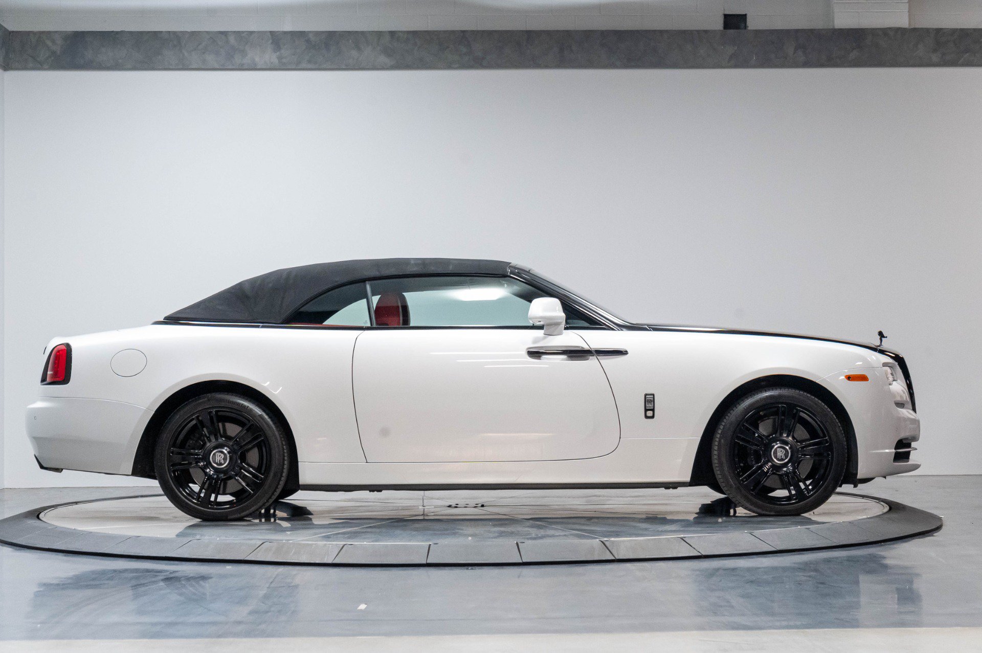 Used 2017 Rolls-Royce Dawn RWD image 34