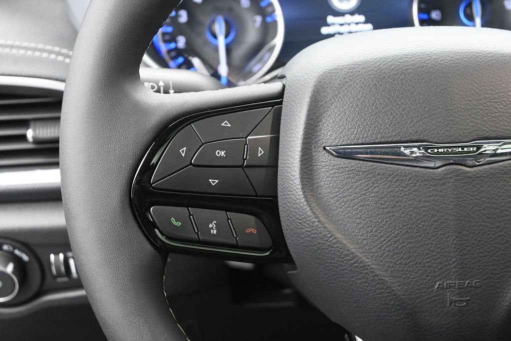 Used 2025 Chrysler Pacifica Limited FWD image 28