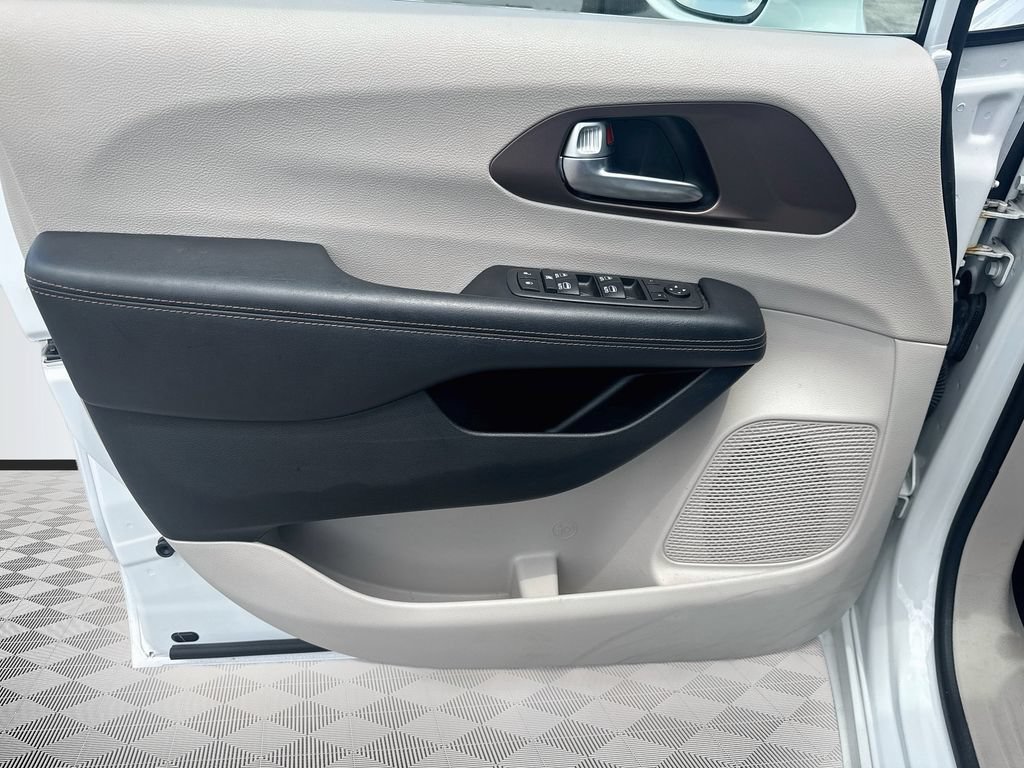 Used 2019 Chrysler Pacifica Touring-L Plus w/ Advanced Safetytec Group FWD image 20