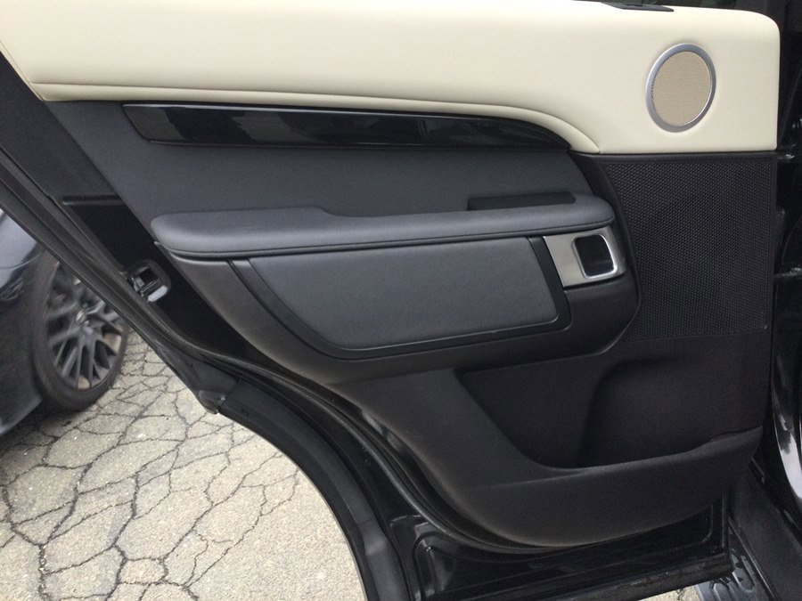 Used 2018 Land Rover Discovery SE image 42