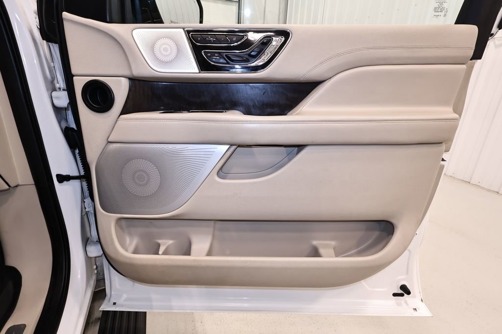 Used 2020 Lincoln Navigator L Reserve w/ Luxury Package AWD/4WD image 17