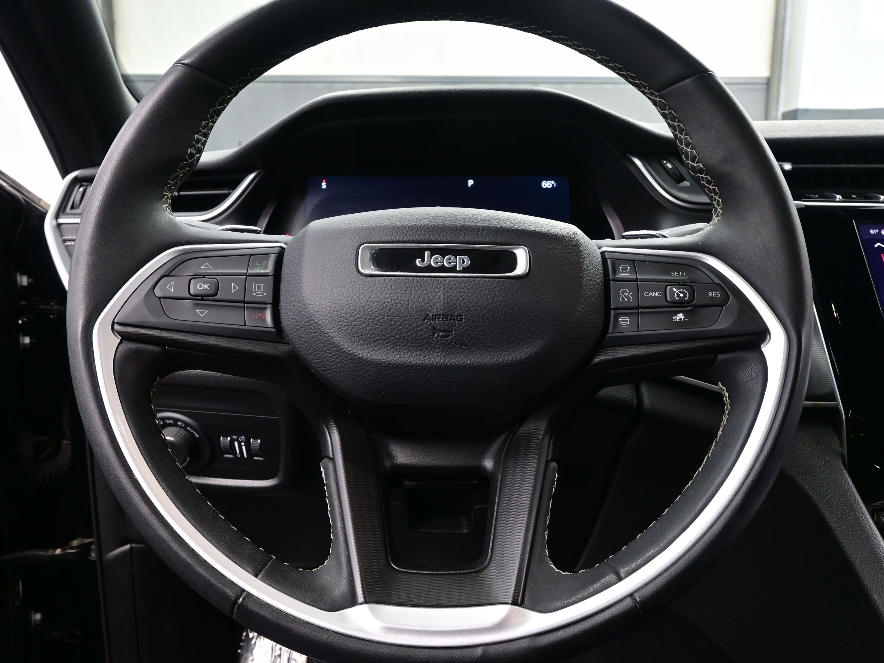 Used 2023 Jeep Grand Cherokee L Laredo image 24