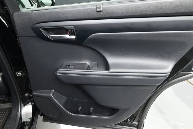 Used 2023 Toyota Highlander XLE AWD/4WD image 22