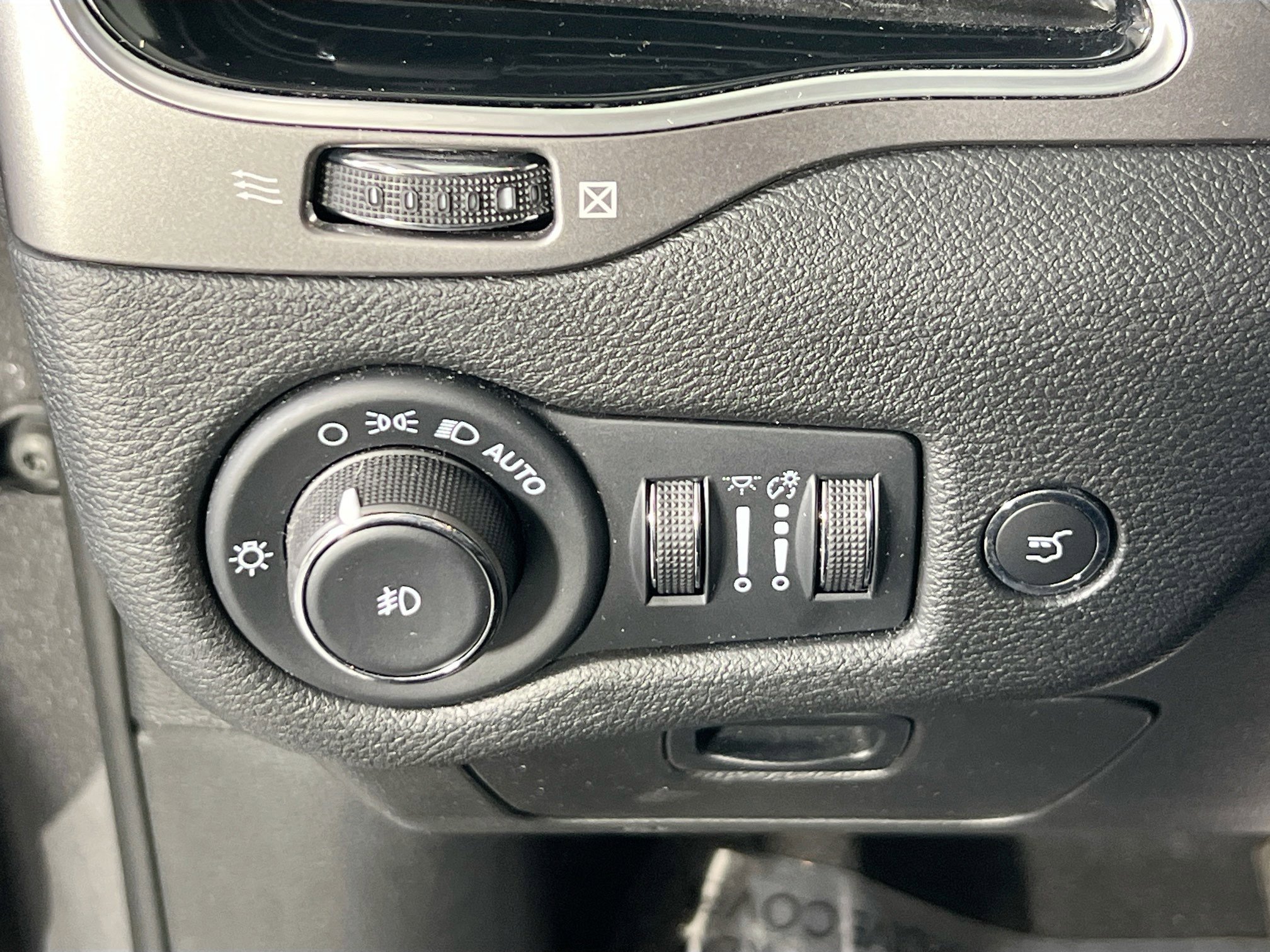 Used 2022 Jeep Cherokee Limited image 10