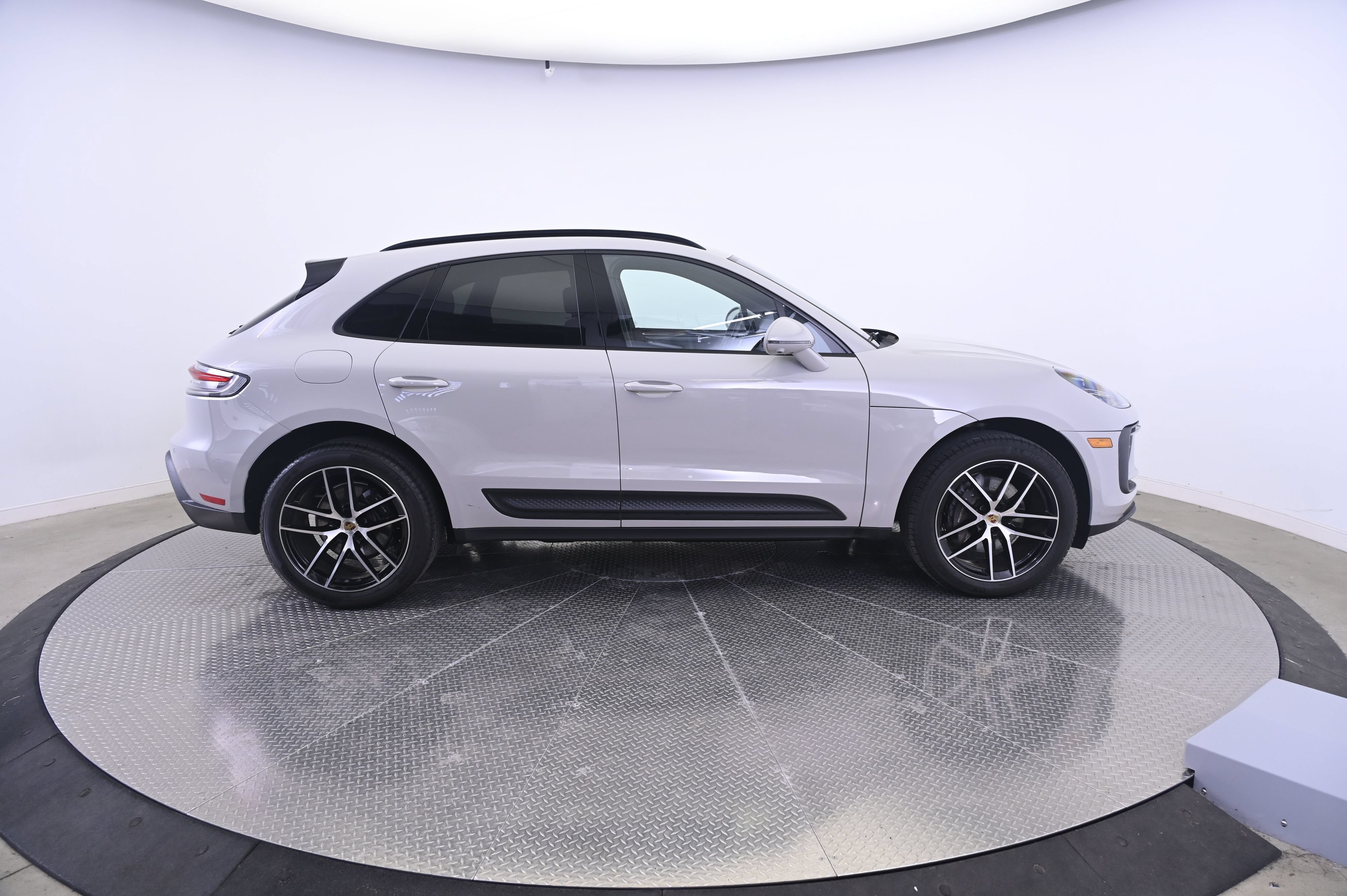 Certified 2023 Porsche Macan AWD/4WD image 8