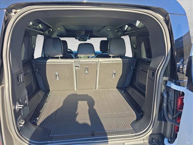 Used 2023 Land Rover Defender 110 SE image 12