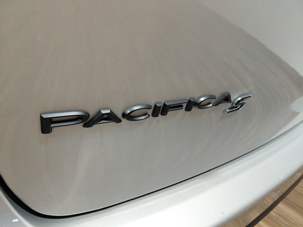 Certified 2026 Chrysler Pacifica Limited w/ S Appearance Package FWD image 31