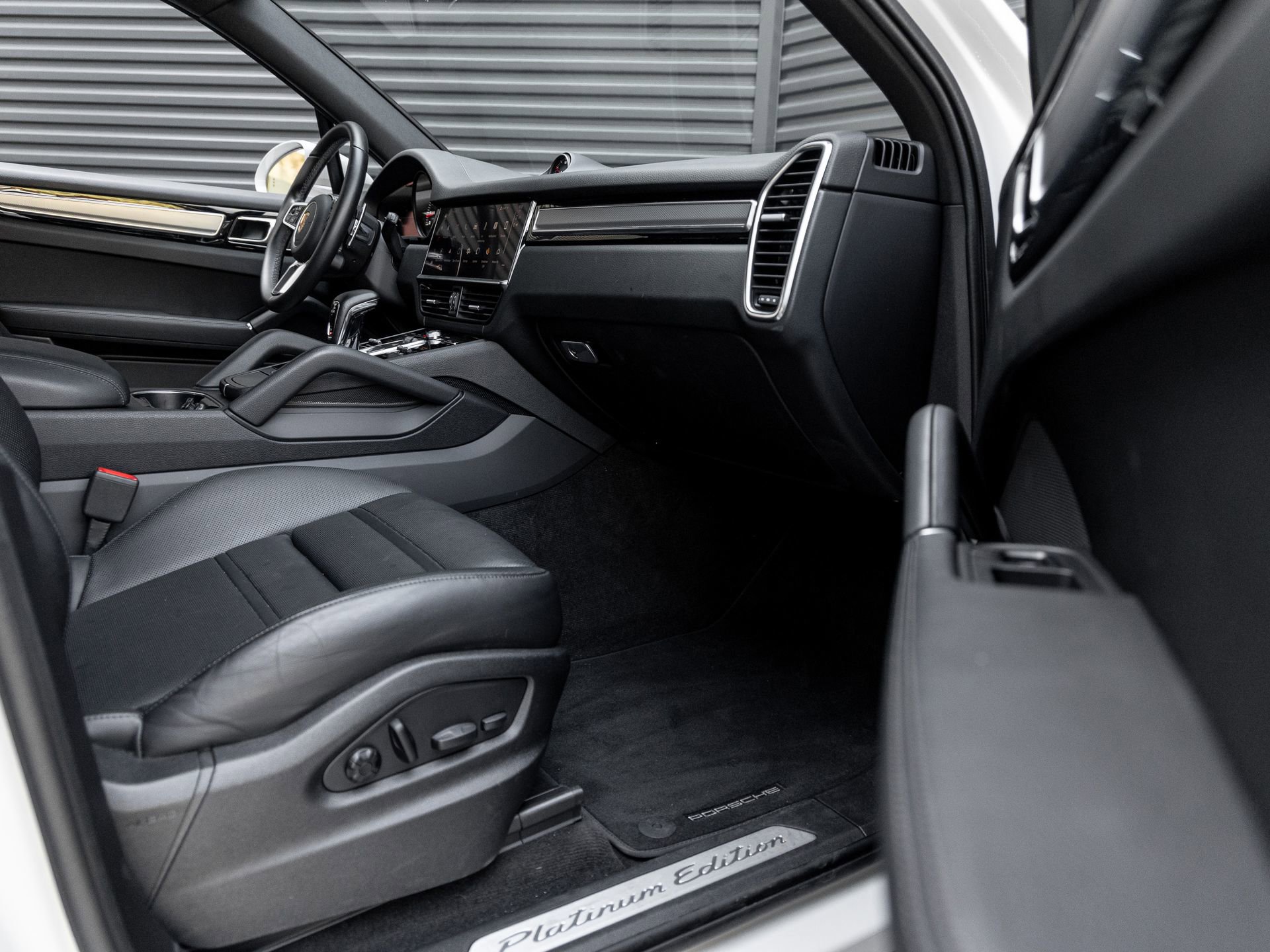Certified 2023 Porsche Cayenne Platinum Edition AWD/4WD image 36