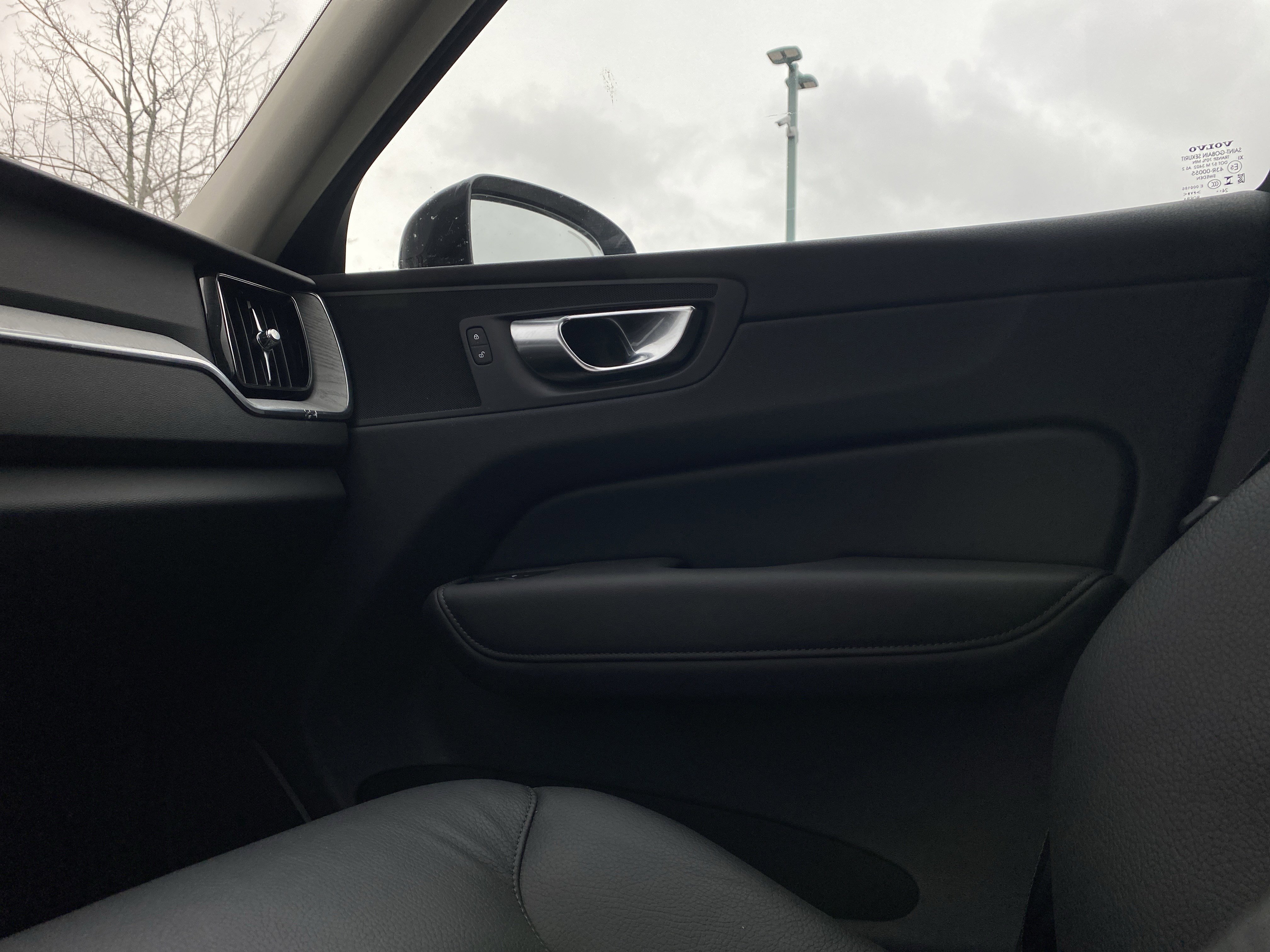 Used 2025 Volvo XC60 B5 Plus image 19