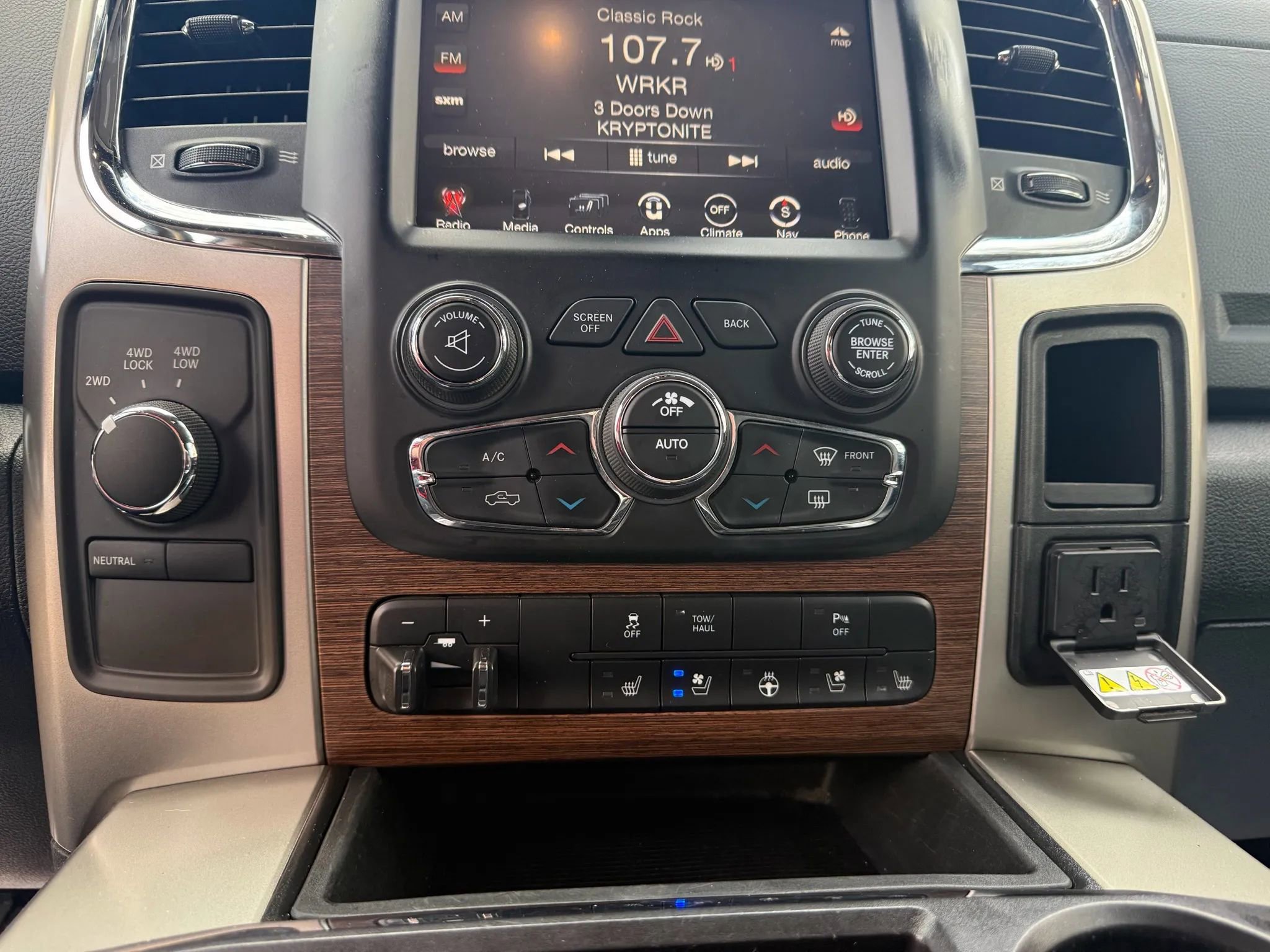 Used 2015 RAM 2500 Laramie w/ Black Appearance Group AWD/4WD image 18