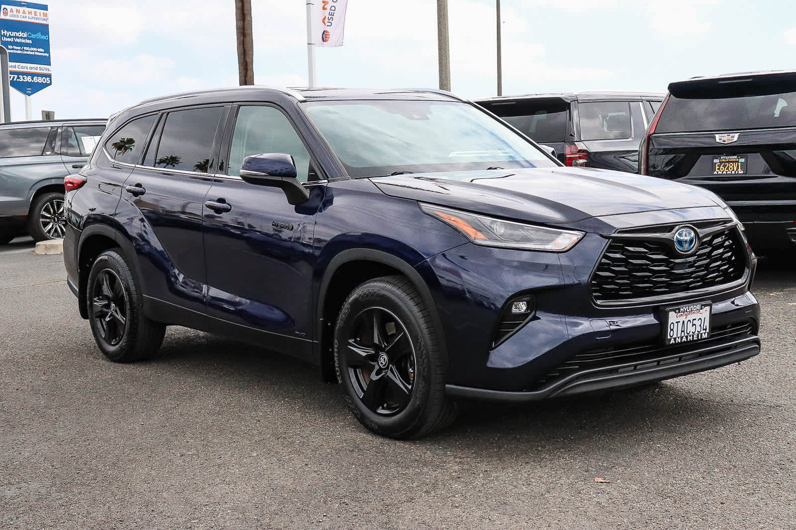 Used 2021 Toyota Highlander XLE AWD/4WD image 3