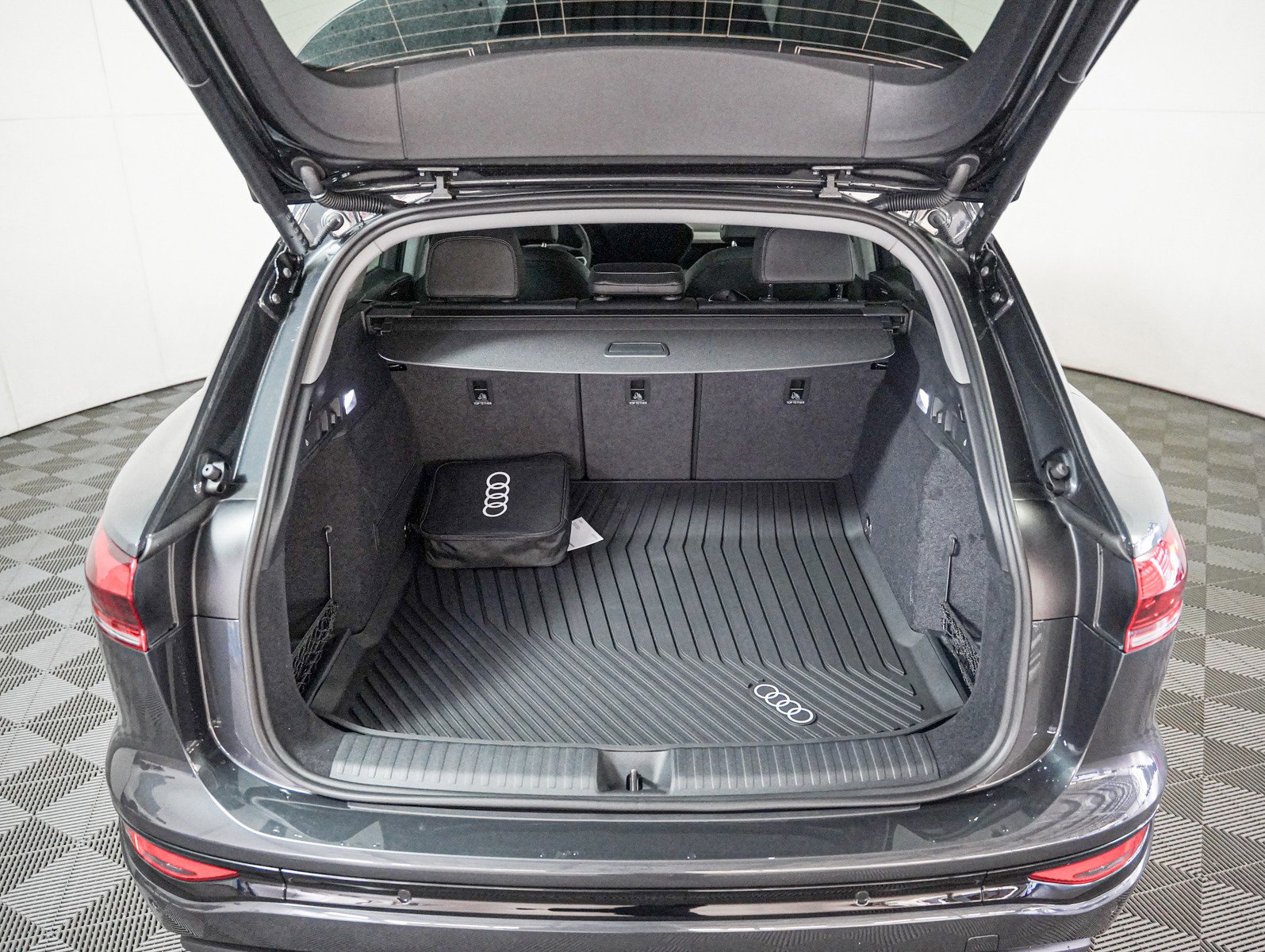 New 2025 Audi Q6 e-tron Premium AWD/4WD image 8