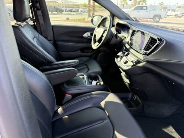 Used 2024 Chrysler Pacifica Touring-L w/ S Appearance Package FWD image 6