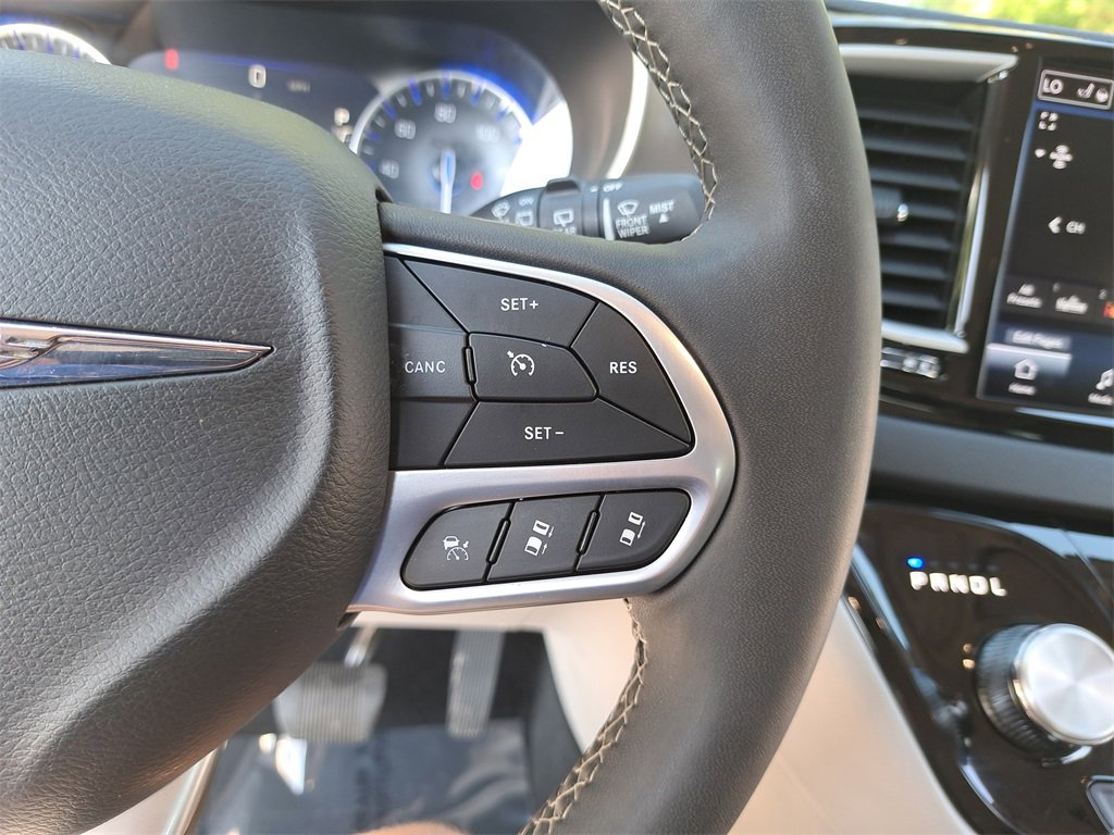 Used 2024 Chrysler Pacifica Touring-L image 18