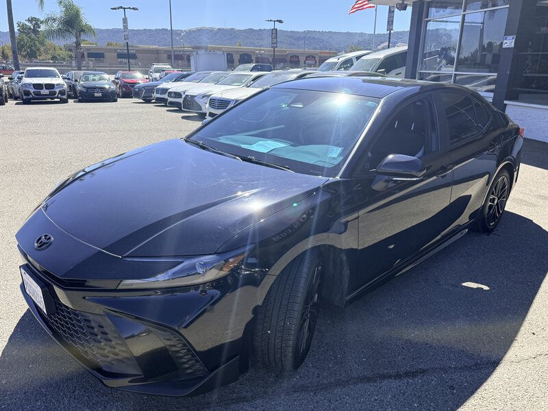 Used 2025 Toyota Camry SE w/ Convenience Package FWD image 3