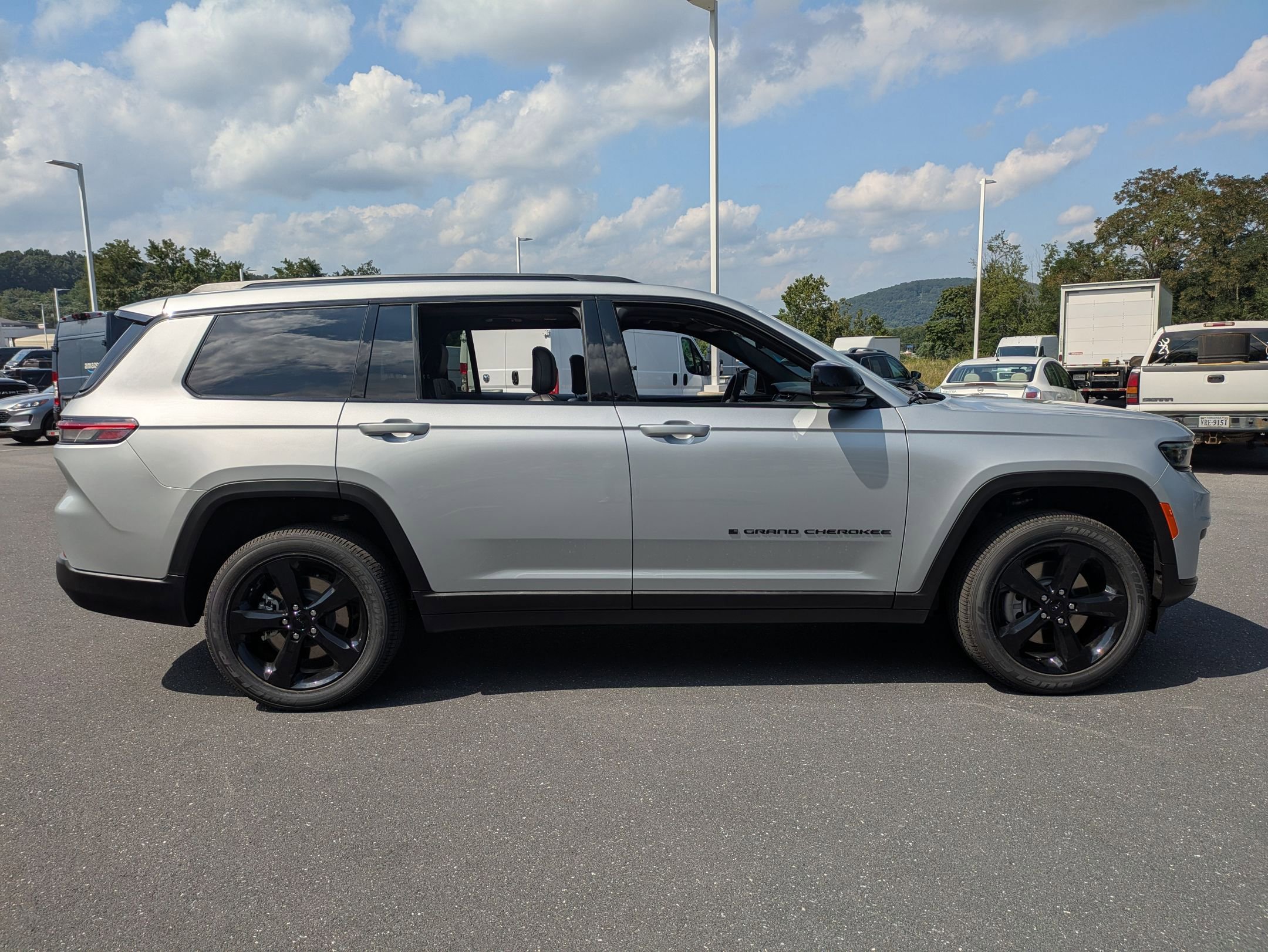 New 2025 Jeep Grand Cherokee L Altitude image 4