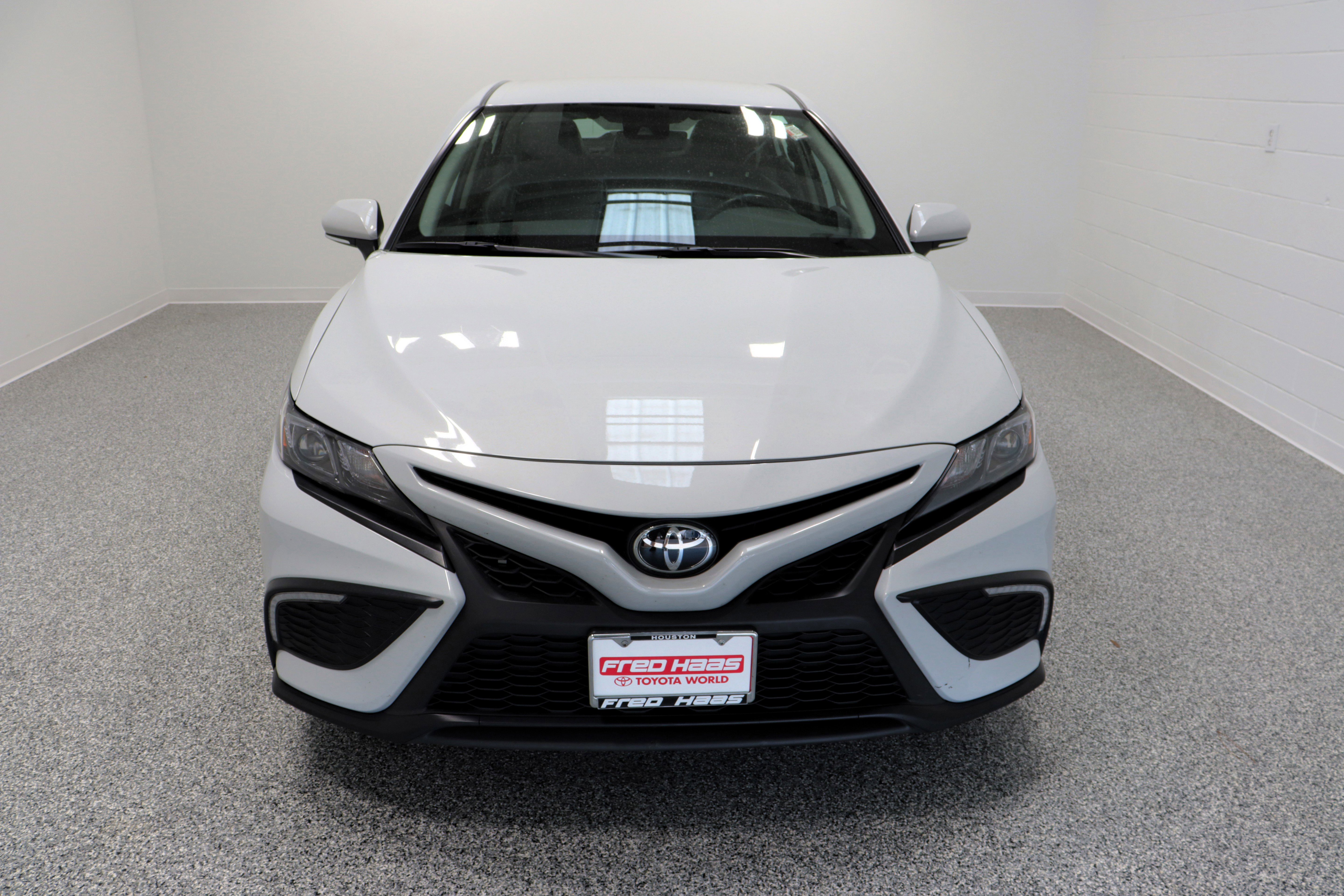 Used 2023 Toyota Camry SE image 3