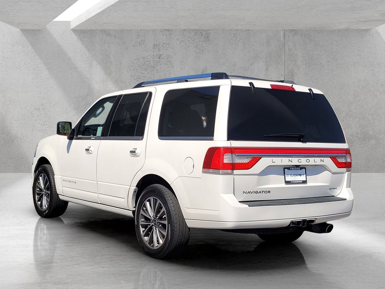 Used 2016 Lincoln Navigator Select RWD image 7