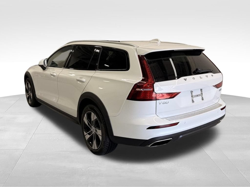 Used 2022 Volvo V60 T5 Cross Country AWD/4WD image 3