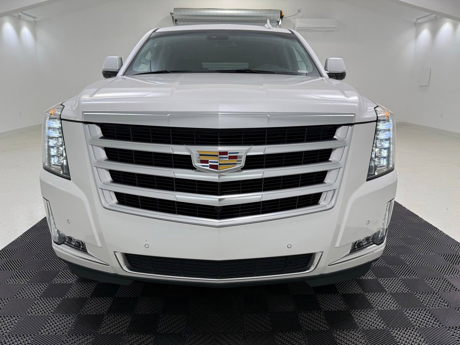 Used 2019 Cadillac Escalade ESV Luxury AWD/4WD image 2