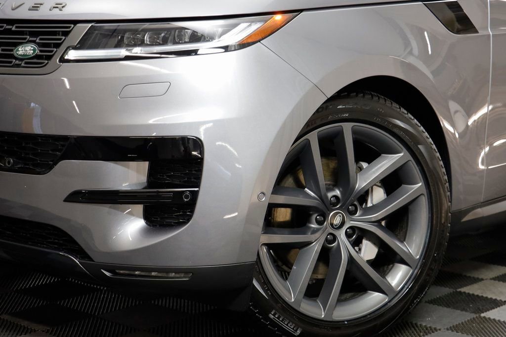 Used 2025 Land Rover Range Rover Sport SE image 2