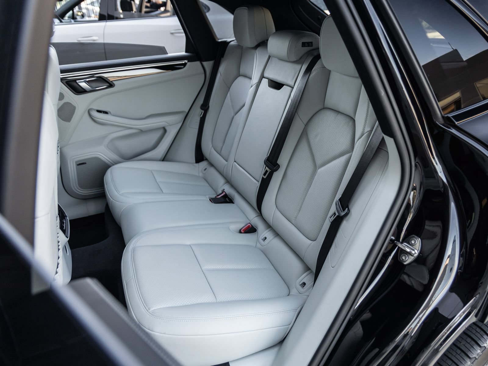 Certified 2024 Porsche Macan S AWD/4WD image 35