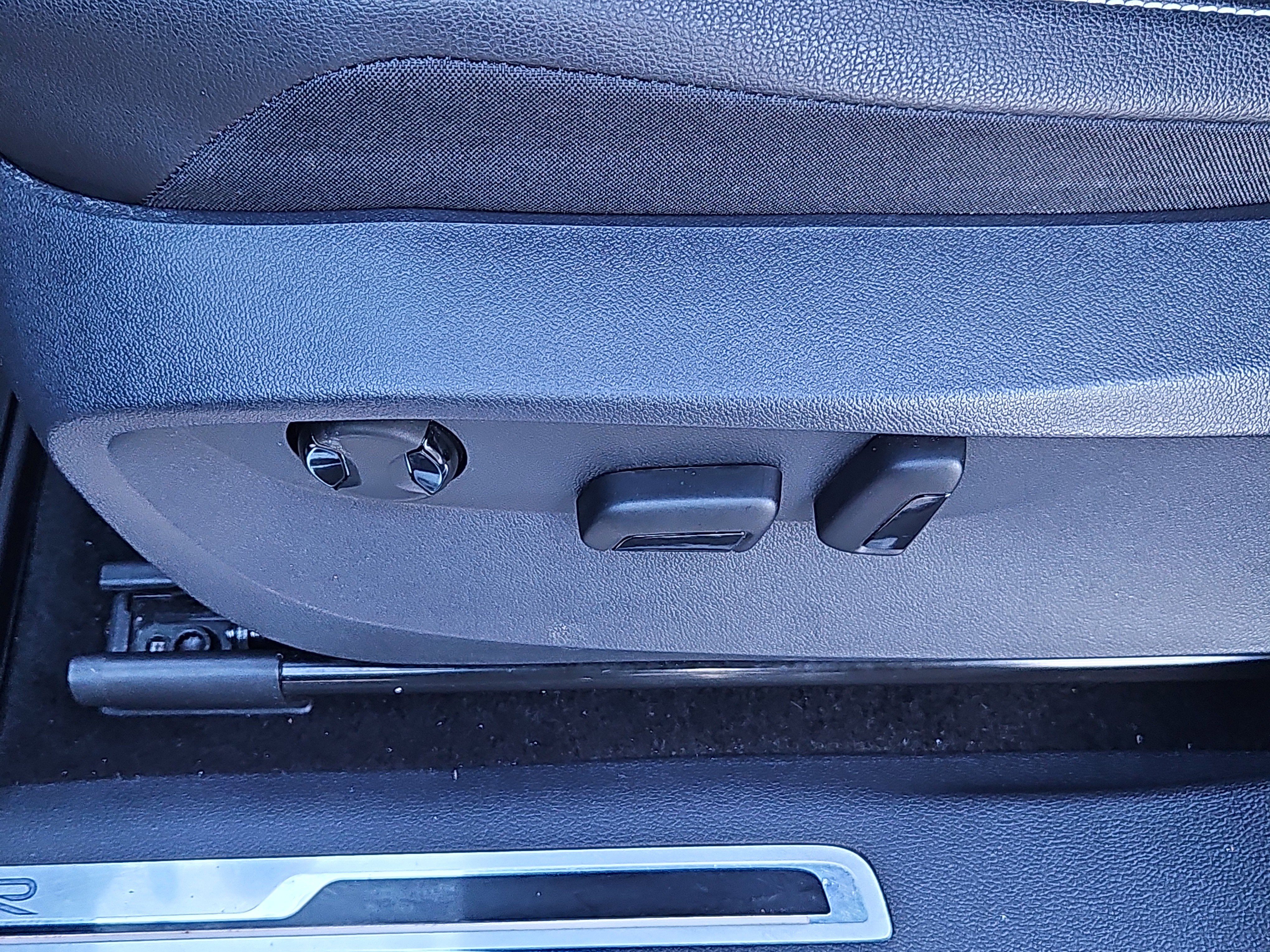 Certified 2023 Volkswagen Tiguan SE R-Line image 16