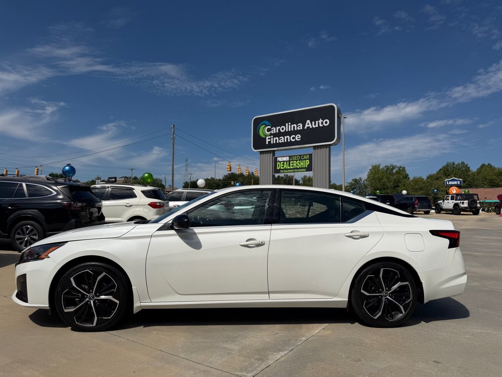 Used 2024 Nissan Altima 2.5 SR w/ SR Premium Package FWD image 3