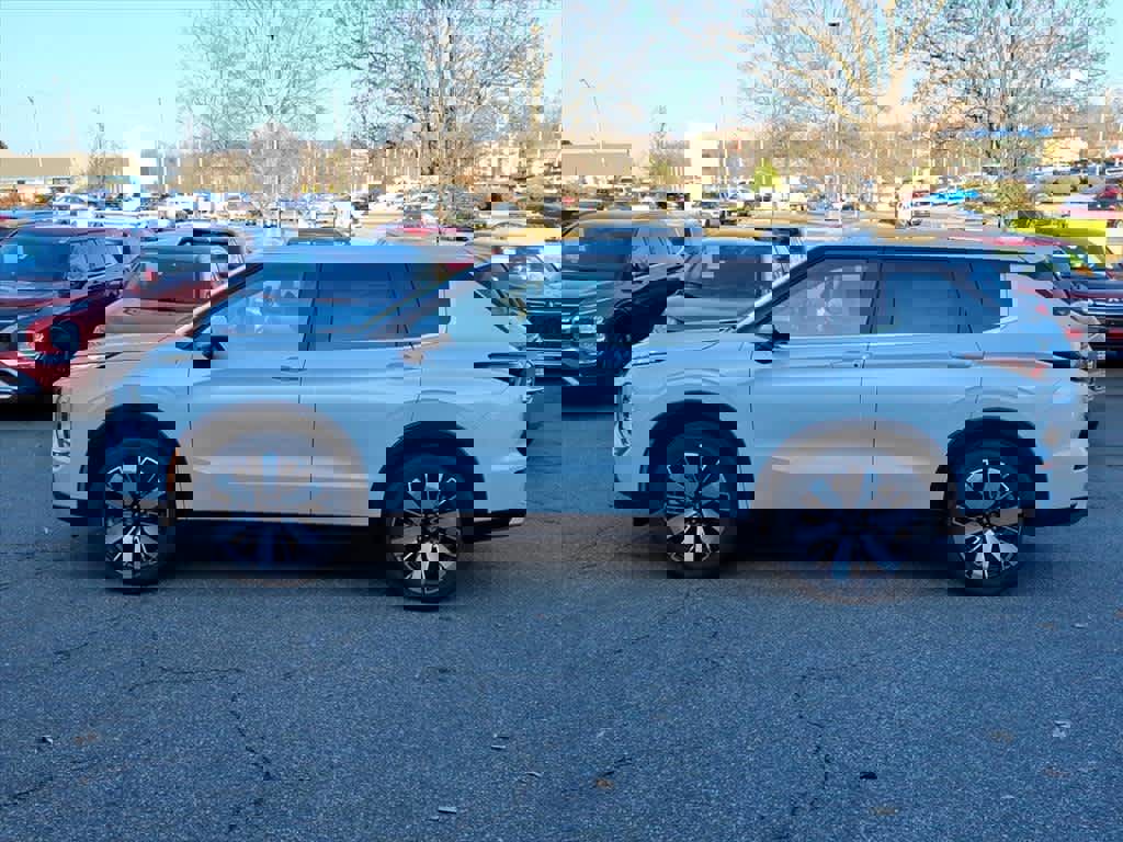 New 2026 Mitsubishi Outlander SE image 2