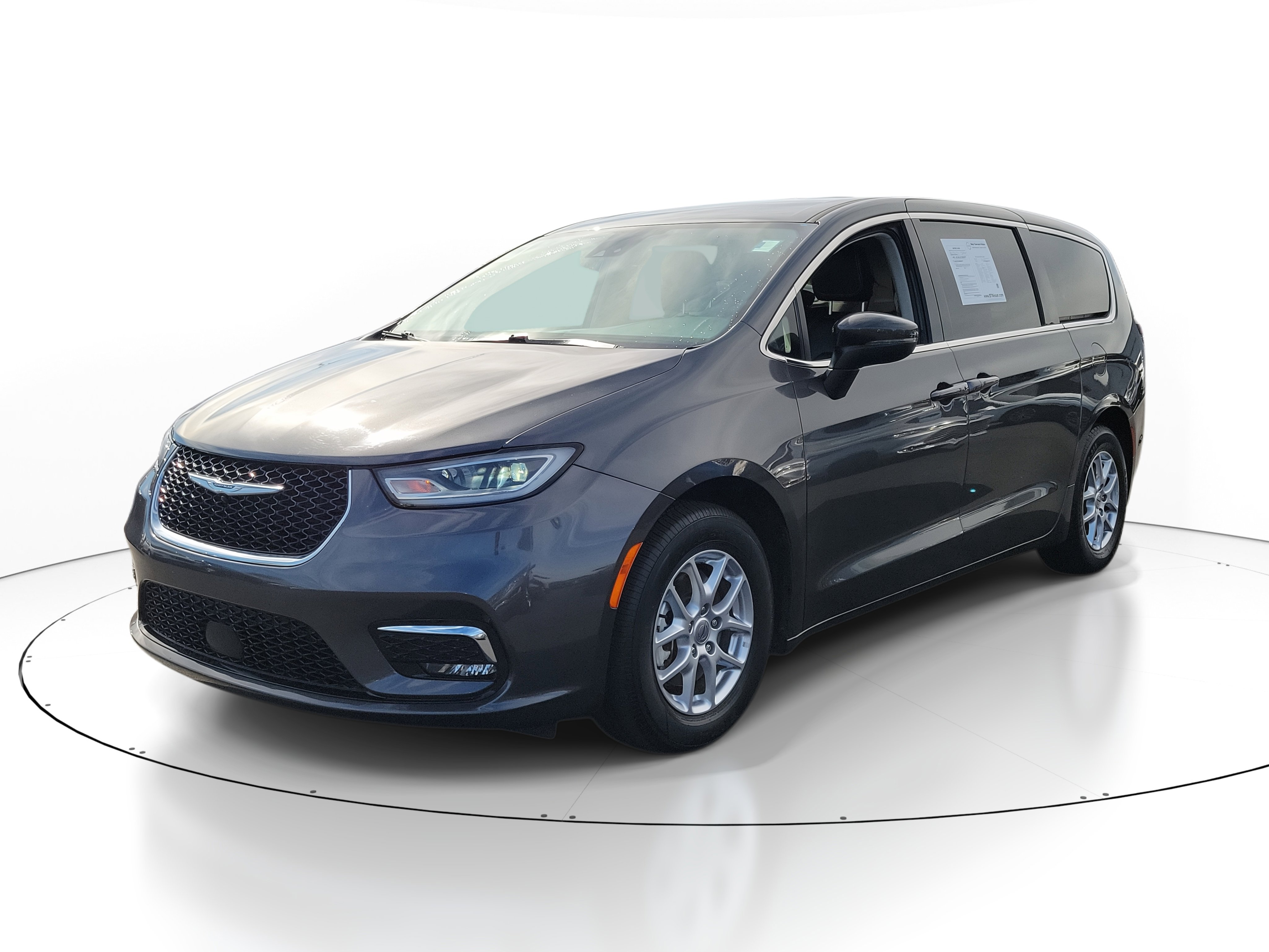 Used 2023 Chrysler Pacifica Touring-L image 2