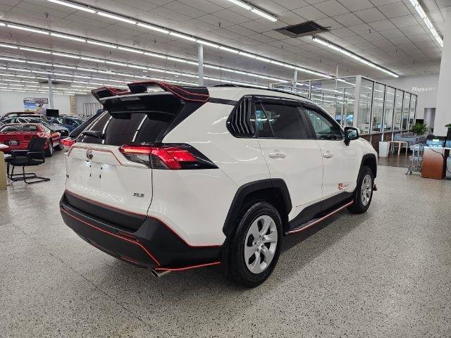 Used 2022 Toyota RAV4 XLE w/ Convenience Package FWD image 4