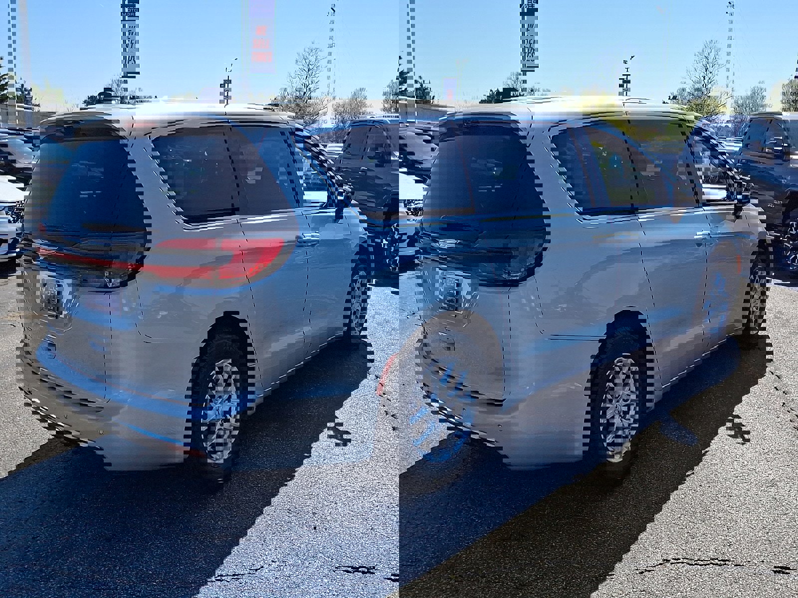 Certified 2024 Chrysler Pacifica Touring-L image 6