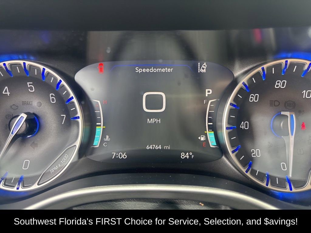 Used 2023 Chrysler Pacifica Touring-L FWD image 2