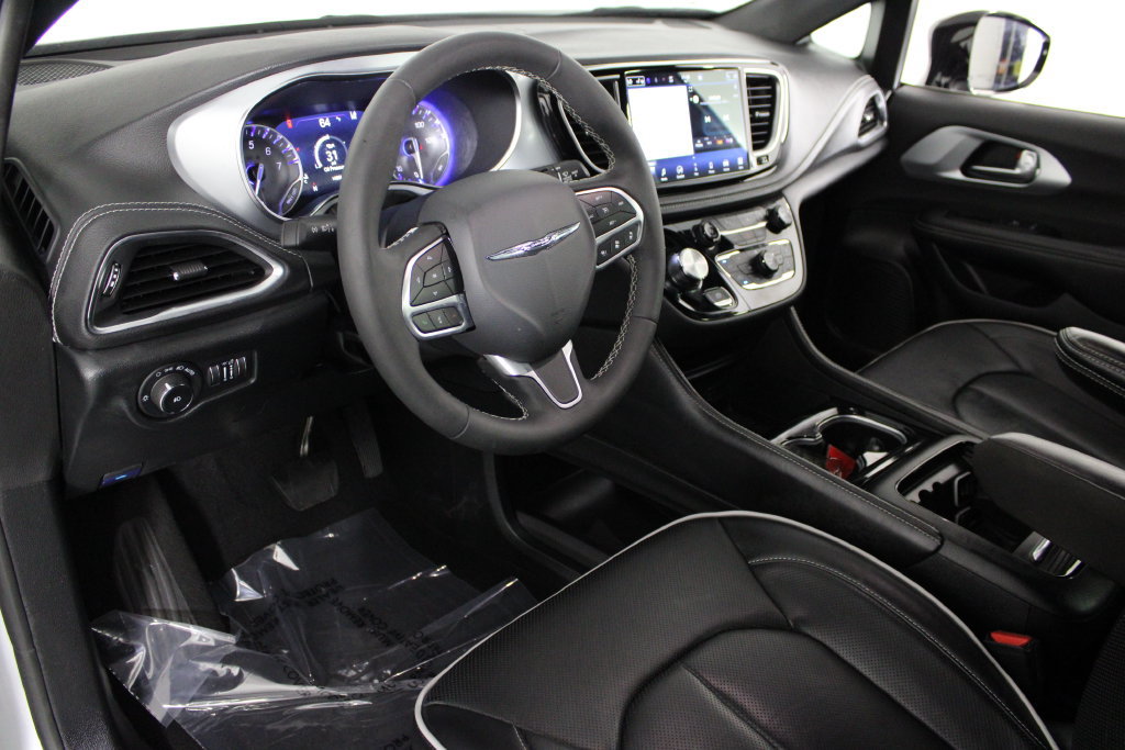 Used 2026 Chrysler Pacifica Limited FWD image 18