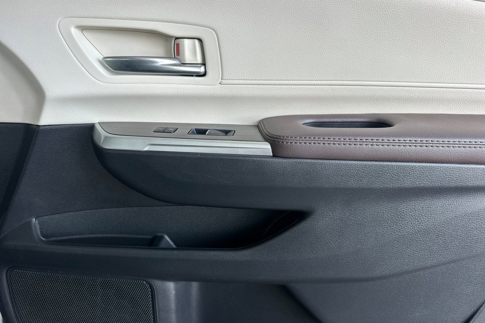 Certified 2024 Toyota Sienna Platinum image 21