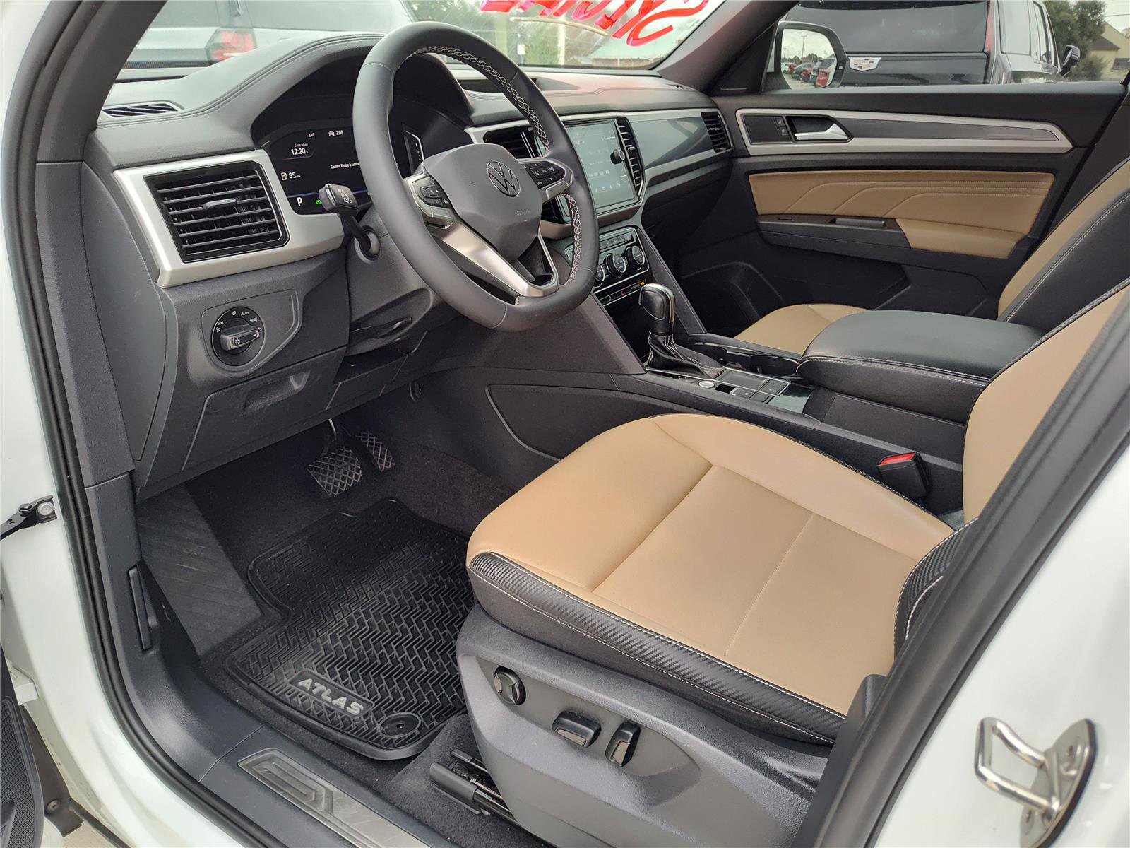 Used 2022 Volkswagen Atlas Cross Sport SE image 2