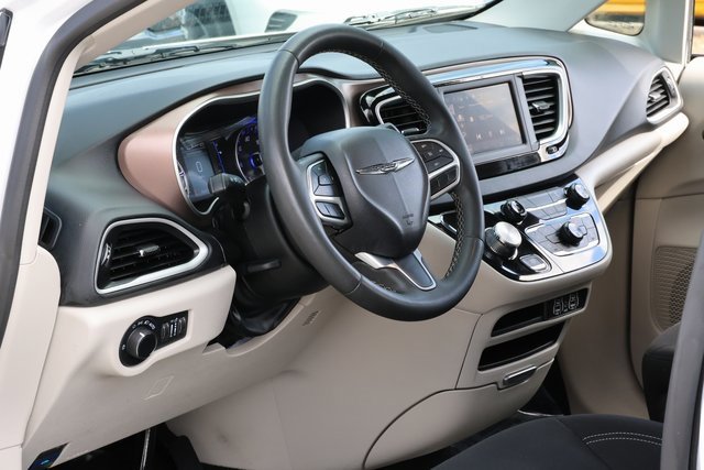 Used 2024 Chrysler Voyager LX image 12
