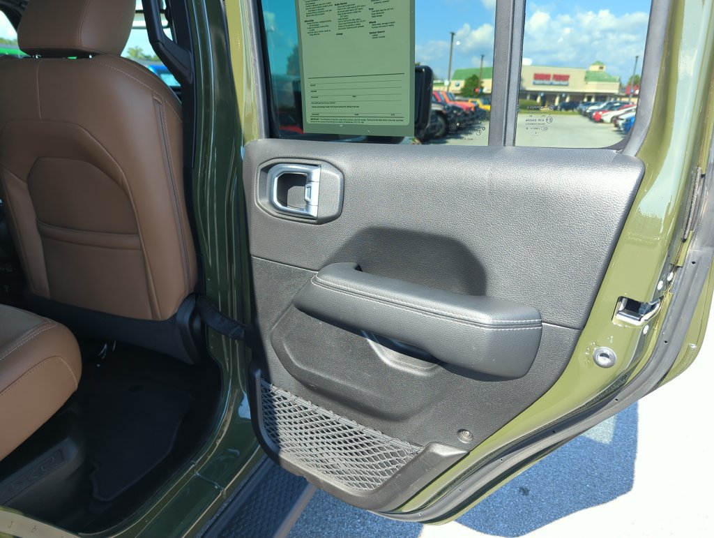 Used 2022 Jeep Wrangler Unlimited Sahara AWD/4WD image 28