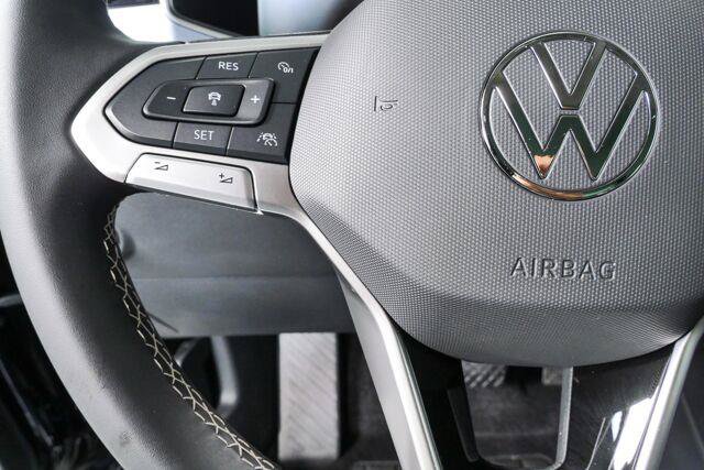 Used 2025 Volkswagen Taos SE w/ Panoramic Sunroof Package FWD image 9