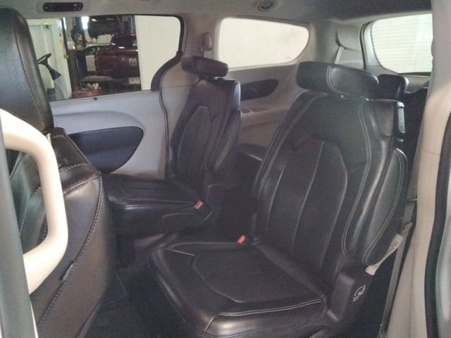 Used 2024 Chrysler Pacifica Touring-L image 10
