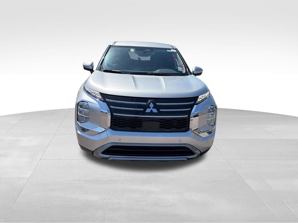 Used 2025 Mitsubishi Outlander SE FWD image 3