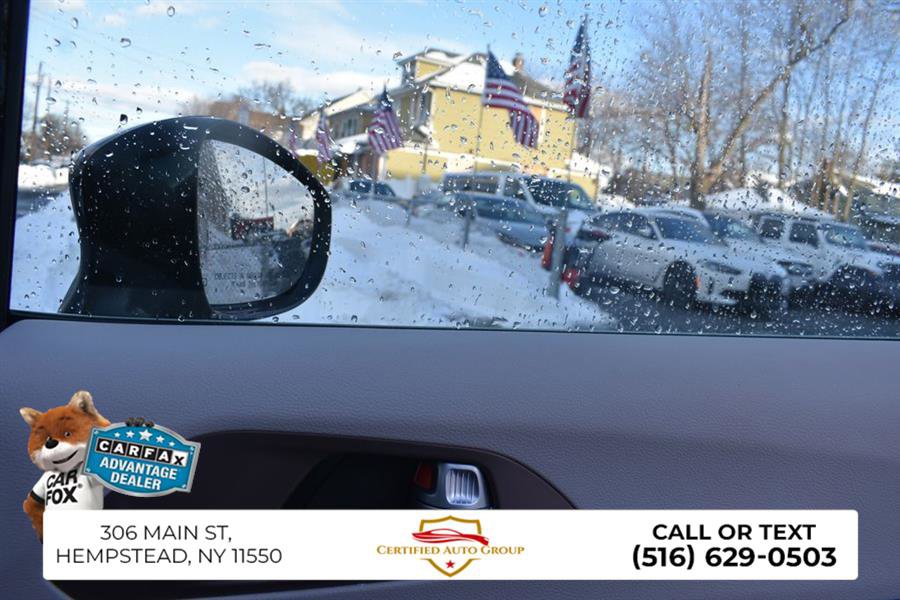 Used 2024 Chrysler Voyager LX image 20