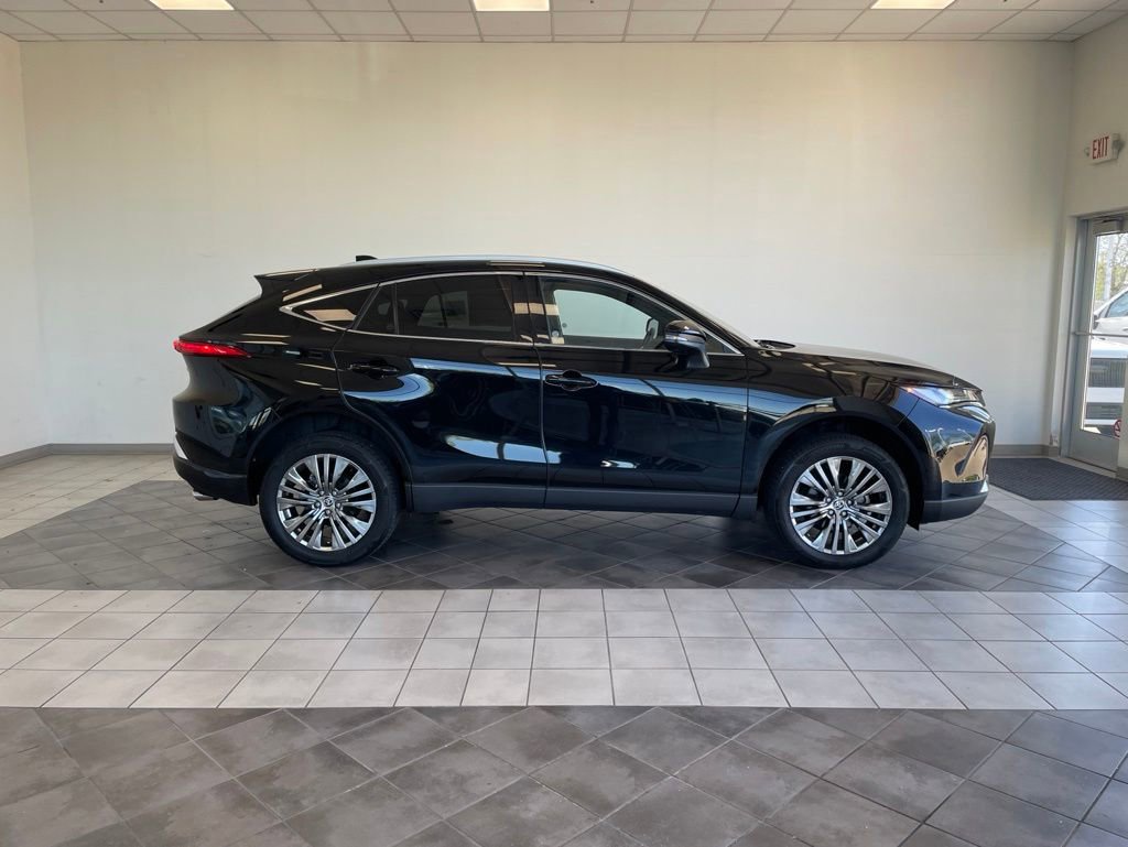 Used 2023 Toyota Venza XLE AWD/4WD image 4