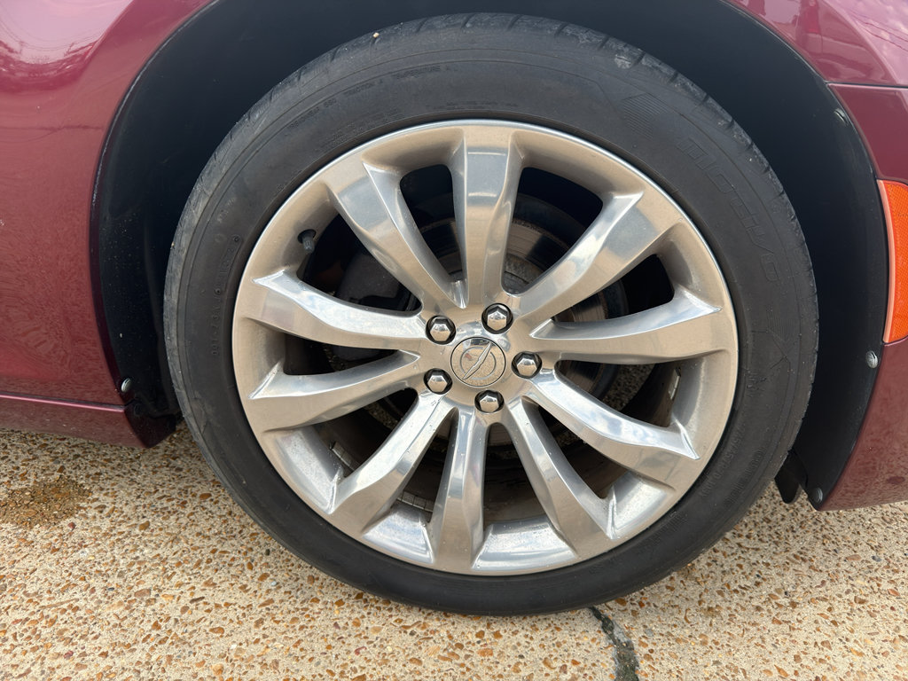 Used 2018 Chrysler 300 Limited RWD image 12