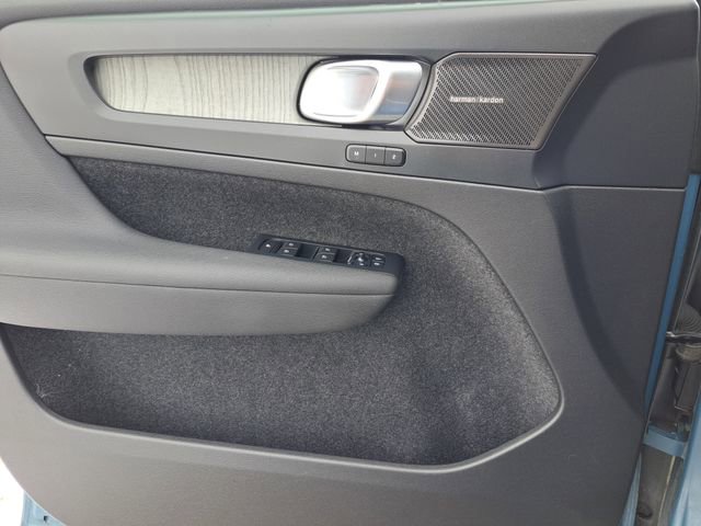 Used 2023 Volvo XC40 B5 Ultimate w/ Protection Package Premier image 18