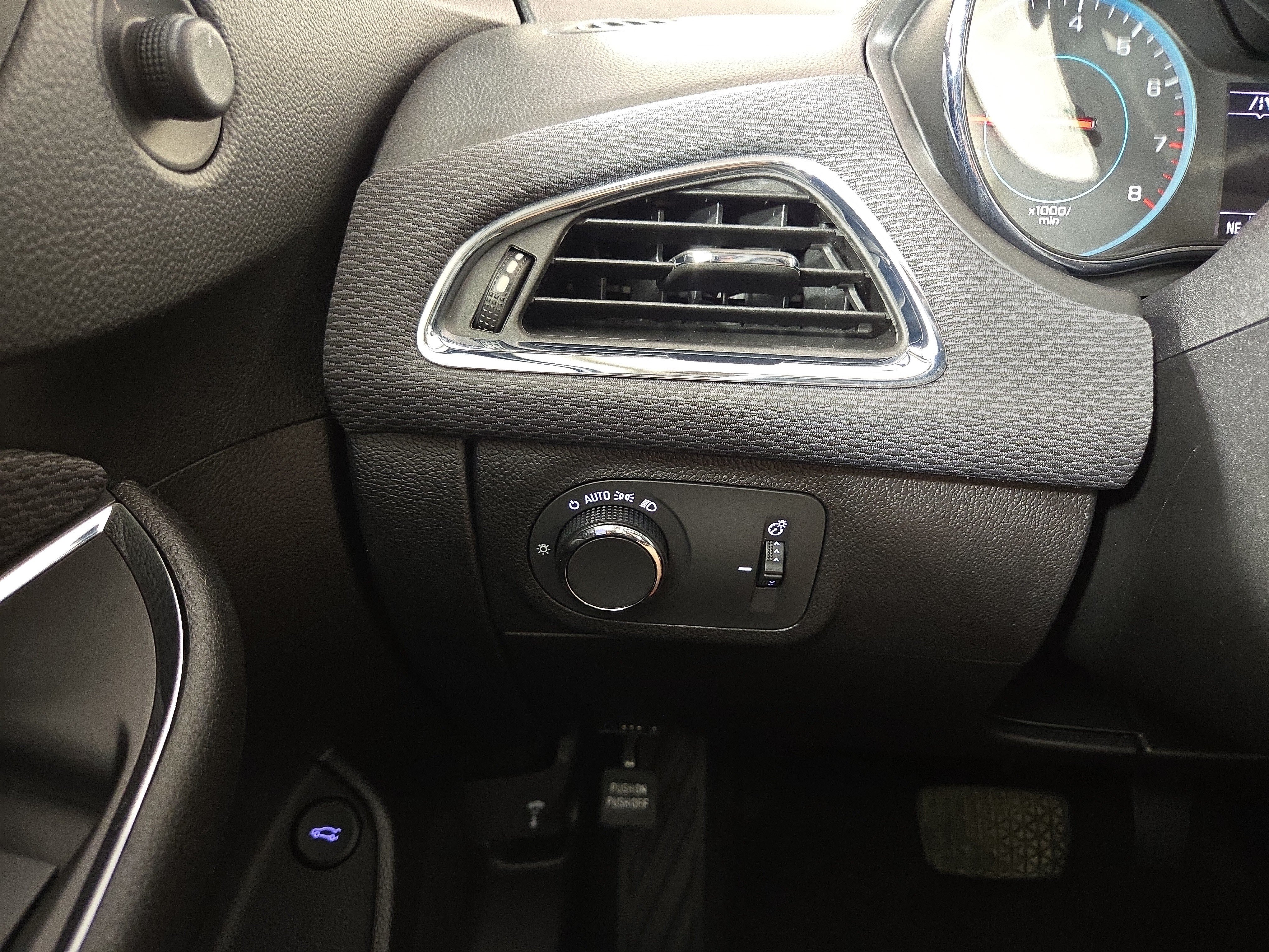 Used 2018 Chevrolet Cruze LT FWD image 27