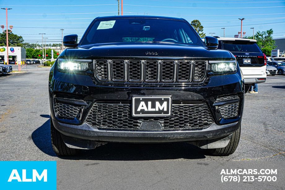 Used 2025 Jeep Grand Cherokee Altitude AWD/4WD image 10