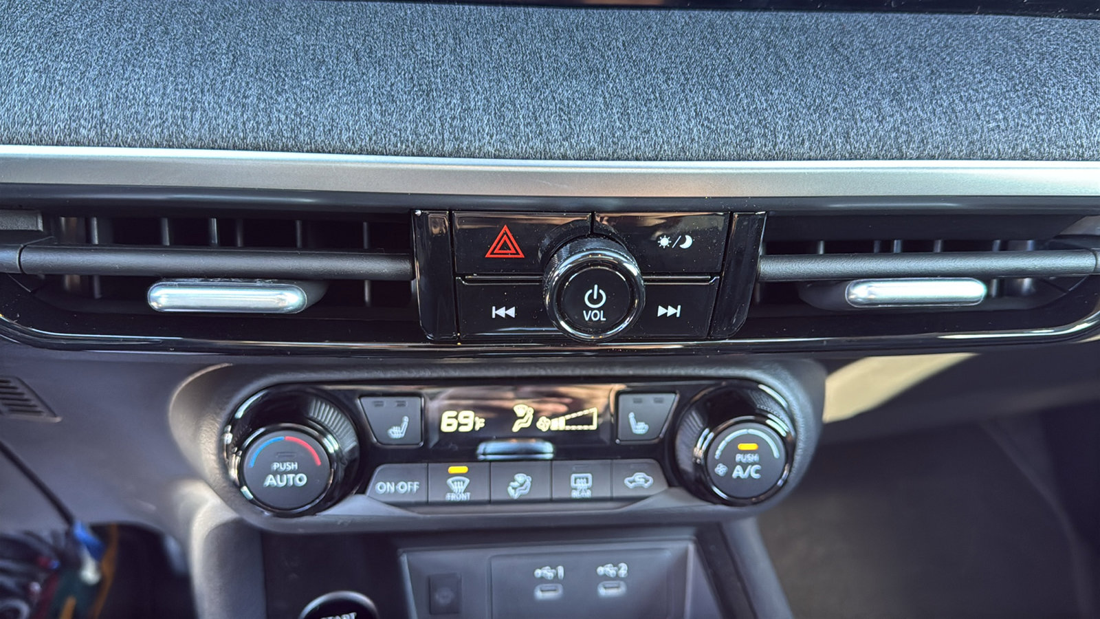 Certified 2026 Nissan Kicks SV w/ SV Premium Package image 15
