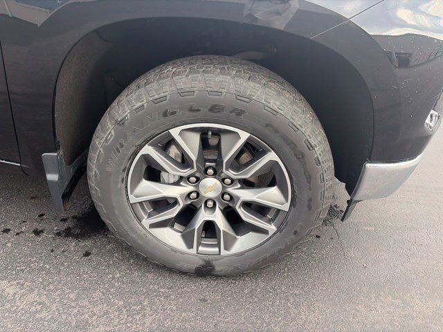 Used 2023 Chevrolet Silverado 1500 LT AWD/4WD image 2