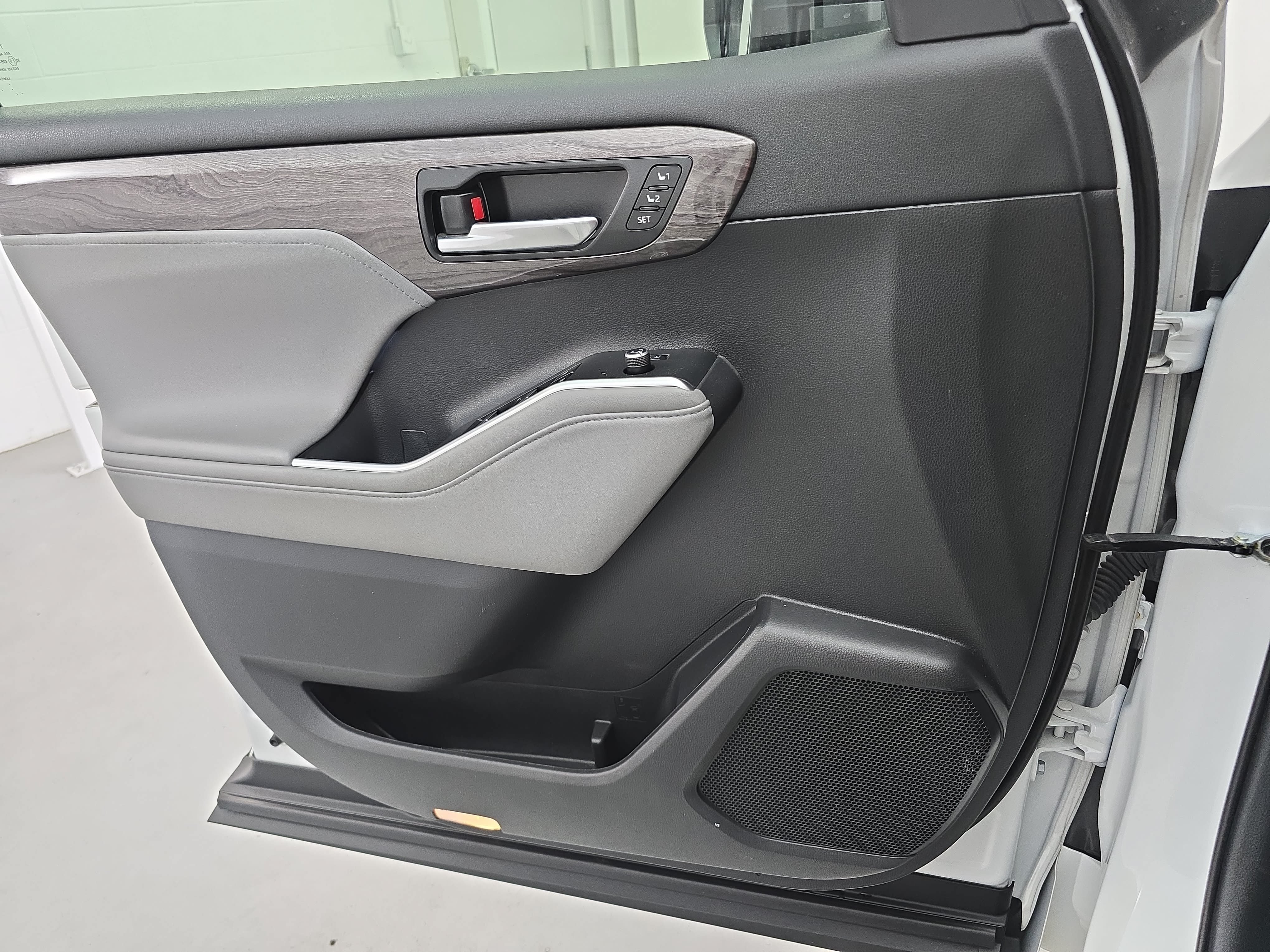 Used 2023 Toyota Highlander Limited FWD image 27